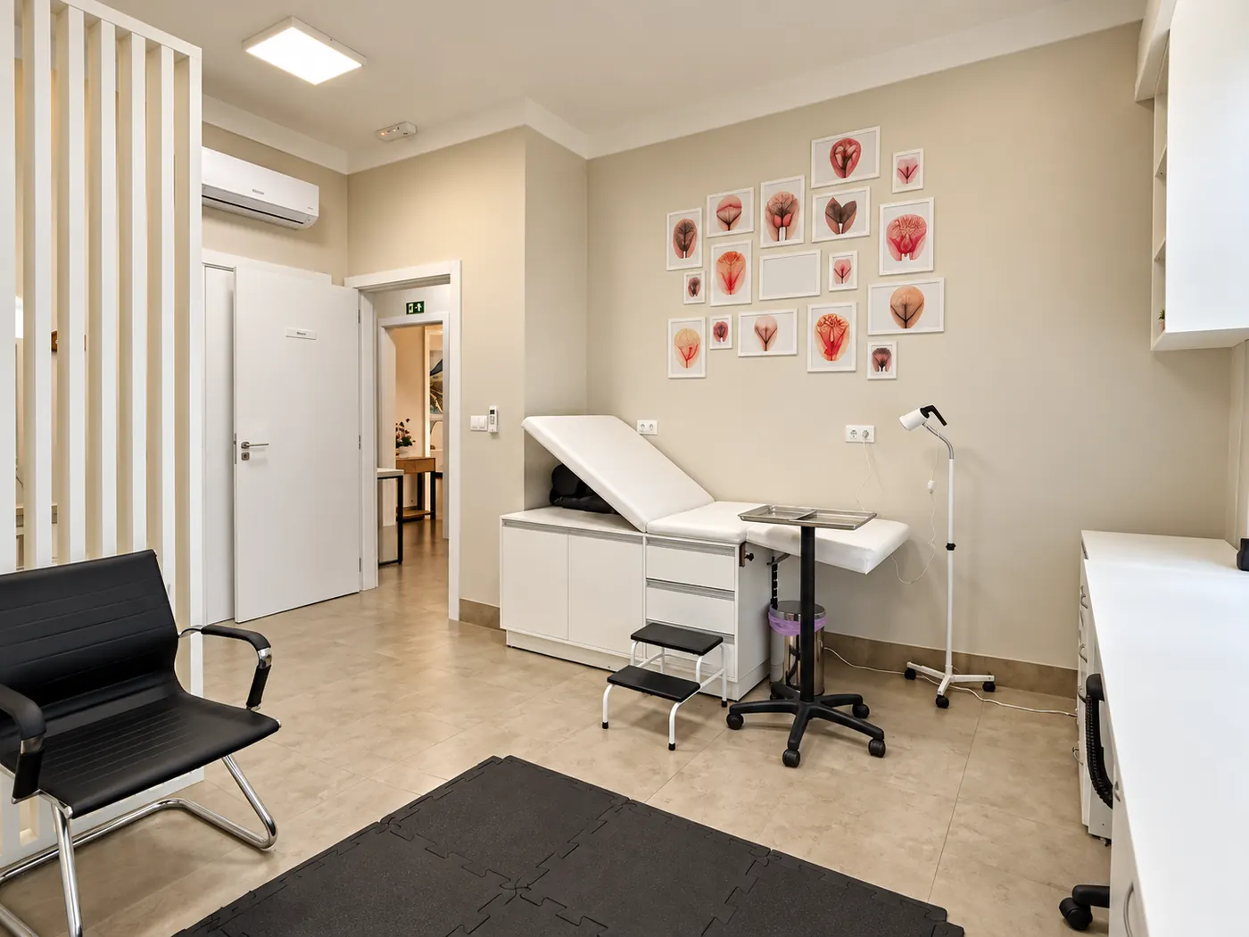 Sala de avaliação da Clínica Vivaz com maca, escada e cadeiras