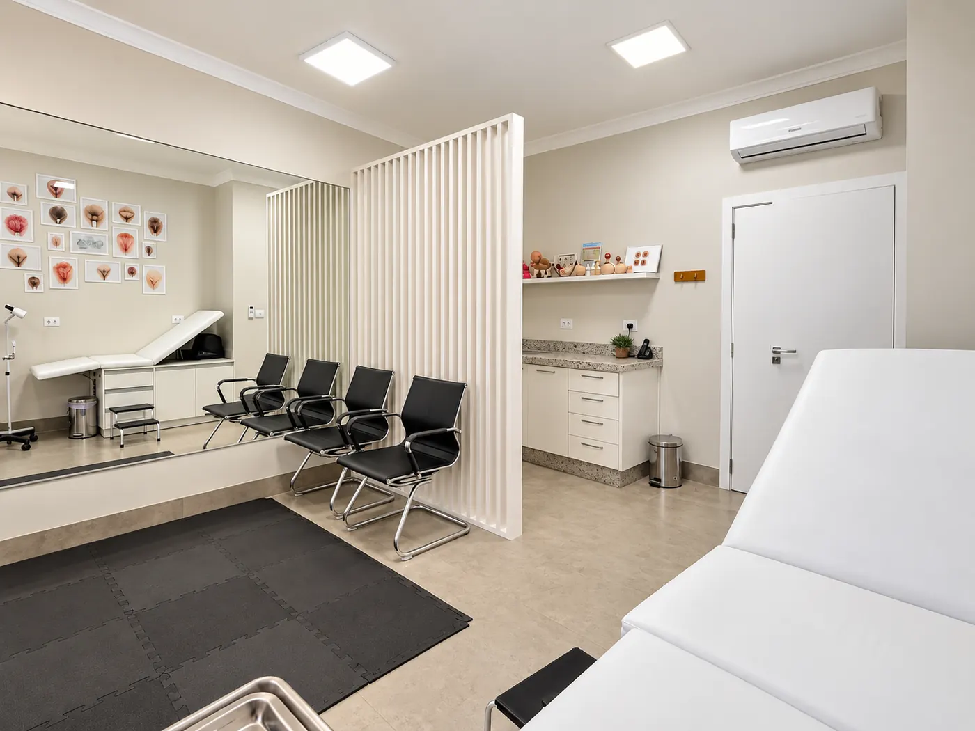 Sala de atendimento de fisioterapia pélvica da Clínica Vivaz, com maca, cadeiras e painel anatômico