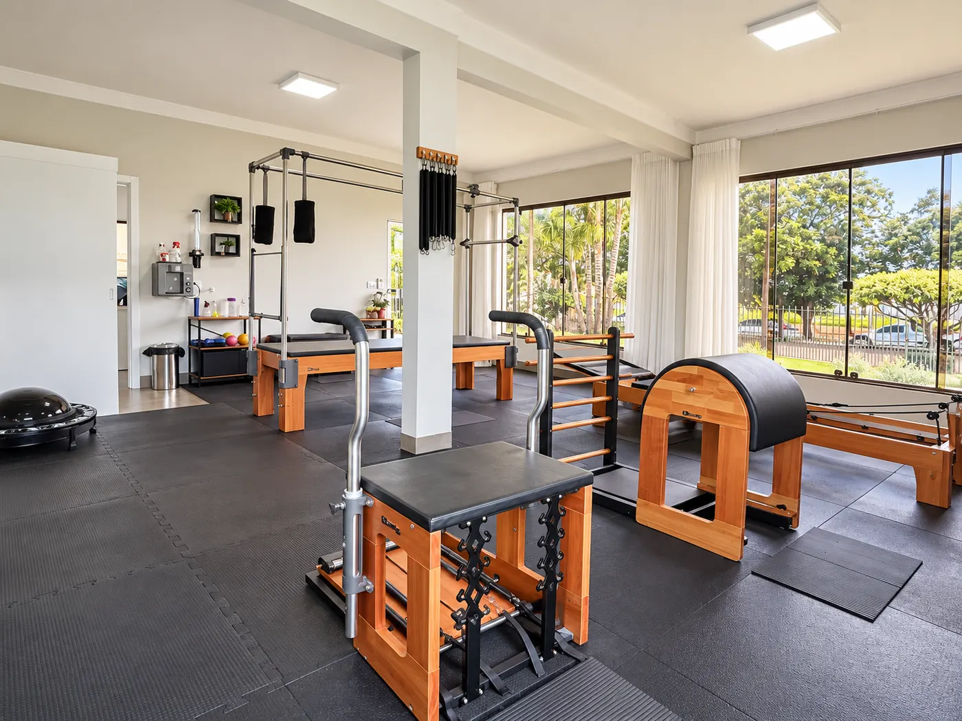 Aparelhos de Pilates no studio da Clínica Vivaz, com janelas amplas